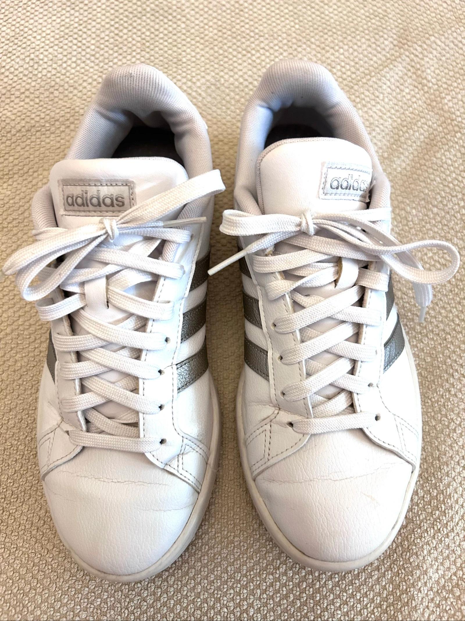 Tênis Adidas Grand Court na cor branca com as três faixas prateadas metalizadas – photo 2